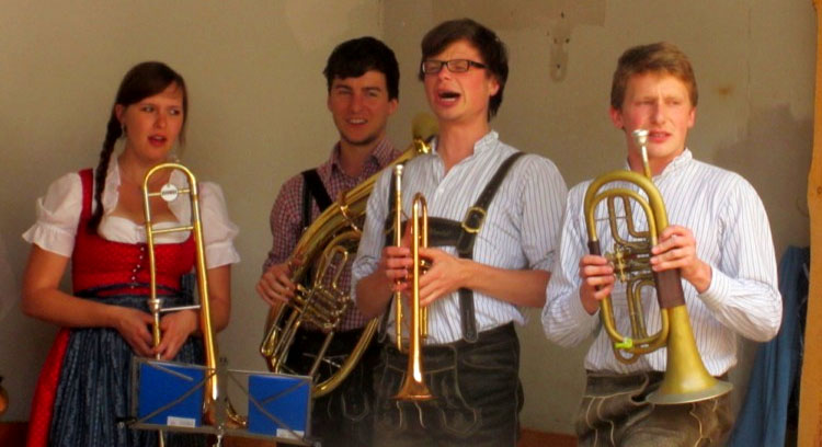 Die Ohrwaschlschinder singen bei einem Auftritt